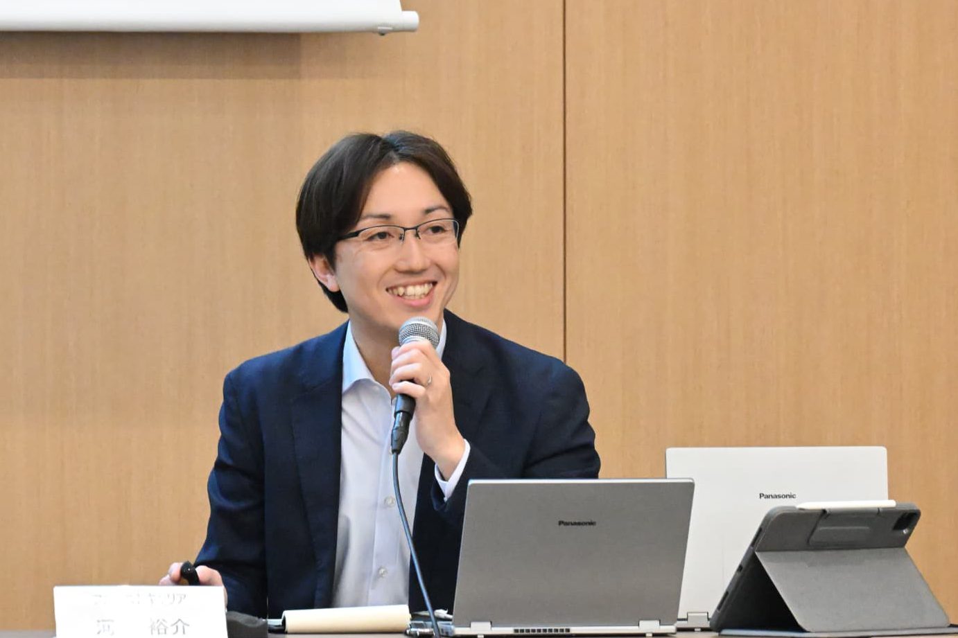 第1部でマイクを持って話す、株式会社ファーストキャリアの河野 裕介