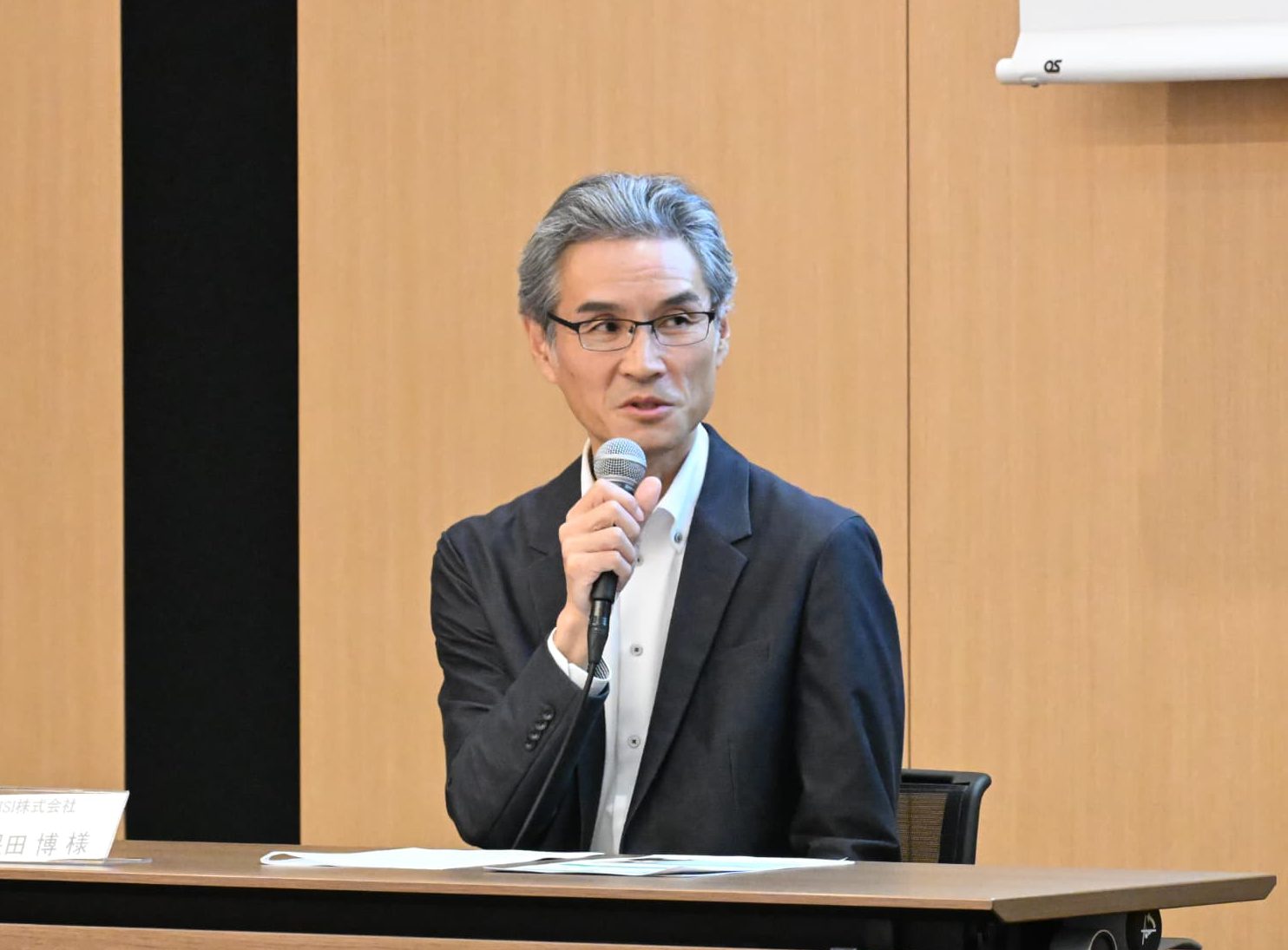 東京第2部でマイクを持って話す、TISI株式会社の久保田 博 氏