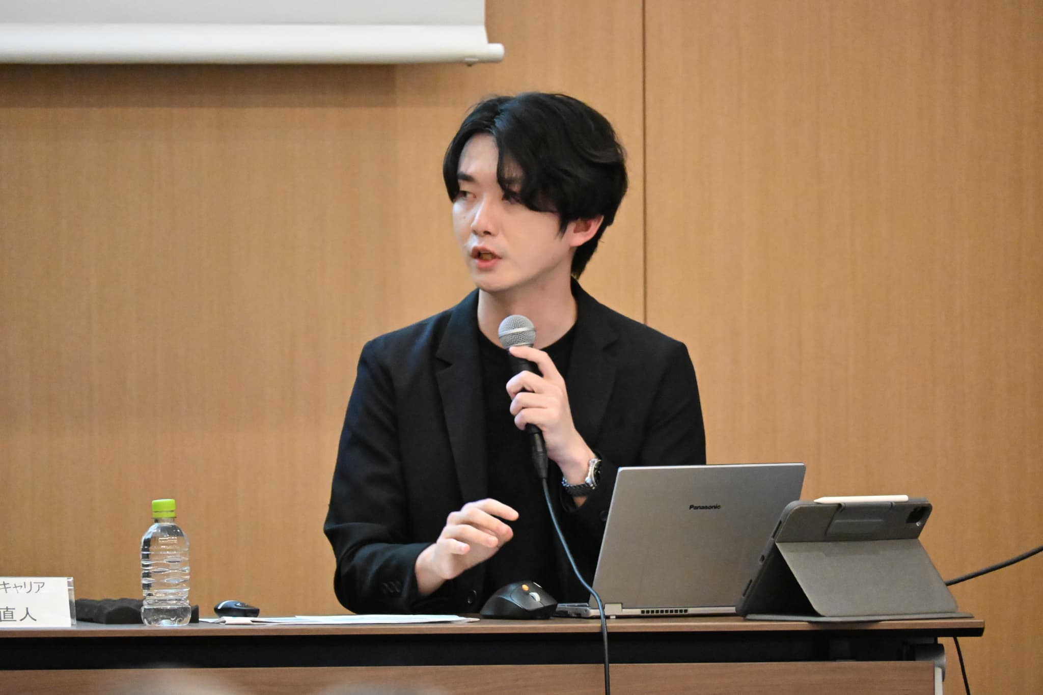 東京第2部でマイクを持って話す、株式会社ファーストキャリアの林田 直人